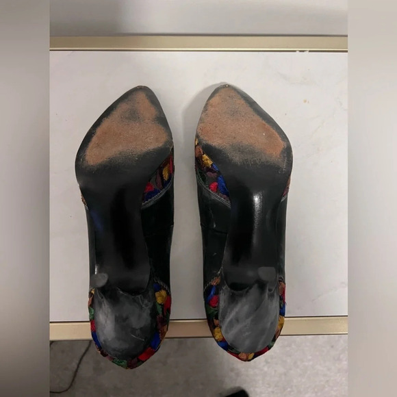 Berne of Switzerland | RARE Vintage Embroidered Pointed Toe Pumps | Size 6 - Picture 8 of 15